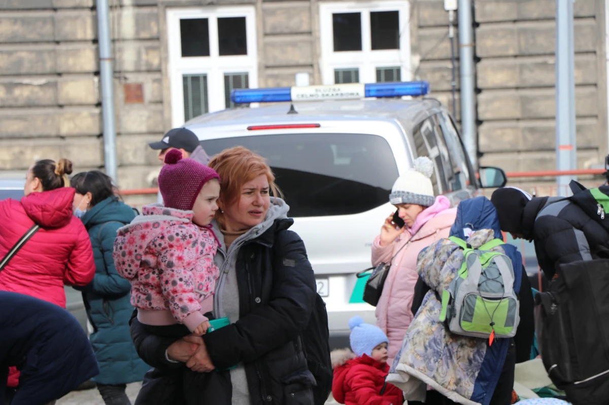 "Trzeba uważać na sutenerów, nieznajomych mężczyzn oferujących młodym Ukrainkom podwózkę" - takie niepokojące informacje z przejść granicznych pojawiają się w mediach społecznościowych i opowieściach wolontariuszy pracujących na granicy. I choć policja nie potwierdza, że otrzymuje takie sygnały, uruchomiła specjalną infolinię. Aby zapewnić bezpieczeństwo uchodźcom i mieszkańcom przygranicznej strefy - na Lubelszczyznę i Podkarpacie wysłano także dodatkowych funkcjonariuszy.