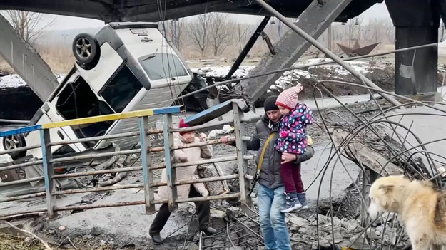 Podczas gdy Rosja i Ukraina deklarują, że są gotowe wznowić rozmowy mające na celu powstrzymanie wyniszczającej wojny, wielu ukraińskich cywilów opuszcza swoje domy i ucieka do bezpieczniejszych obszarów, na wypadek gdyby rozmowy się nie powiodły.


Na rzece Irpin, płynącej przy północno-zachodnich obrzeżach Kijowa, zniszczono most, aby powstrzymać rosyjskie natarcie. Mieszkańcy próbują dostać się na dworzec kolejowy w stolicy.