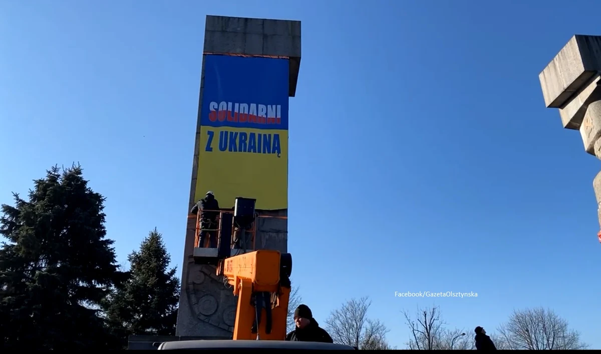 Prezydent Olsztyna zapowiedział, że wystąpi o zdjęcie ochrony konserwatorskiej z Pomnika Wyzwolenia Ziemi Warmińskiej i Mazurskiej po to, by zabrać go z centrum Olsztyna. W środę aktywiści zawiesili nam nim baner "Solidarni z Ukrainą" i drugi z wizerunkiem żołnierza o twarzy podobnej do Putina, który dusi kobietę i napisem "Pomnik wdzięczności za zniewolenie".