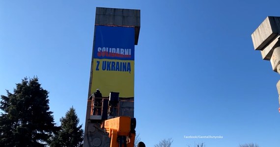 Prezydent Olsztyna zapowiedział, że wystąpi o zdjęcie ochrony konserwatorskiej z Pomnika Wyzwolenia Ziemi Warmińskiej i Mazurskiej po to, by zabrać go z centrum Olsztyna. W środę aktywiści zawiesili nam nim baner "Solidarni z Ukrainą" i drugi z wizerunkiem żołnierza o twarzy podobnej do Putina, który dusi kobietę i napisem "Pomnik wdzięczności za zniewolenie".