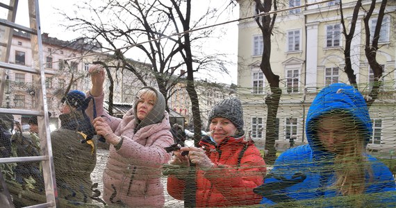 Lwów oraz okoliczne miejscowości przygotowują się na ewentualny atak wojsk rosyjskich. Kluczowe budynki i miejsca, wejścia i okna zabezpieczane są przez mieszkańców workami z piaskiem, na każdym osiedlu są obywatelskie patrole, oddolnie stawiane są też blokposty, czyli blokady na ulicach gdzie kontroluje się kierowców w poszukiwaniu dywersantów.