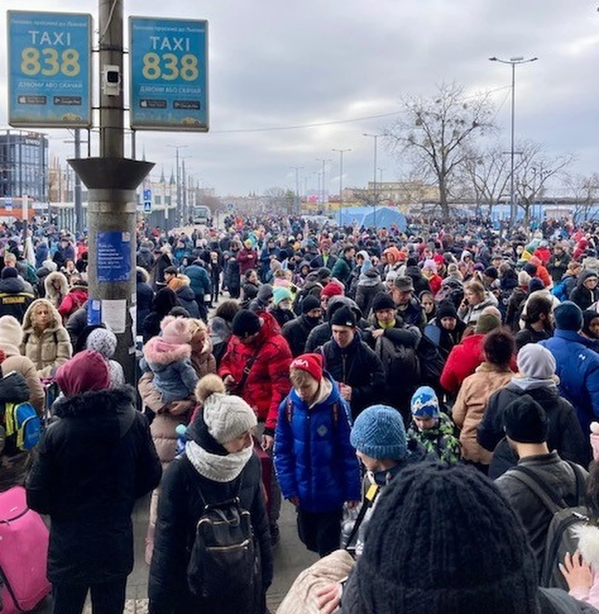 Polscy franciszkanie na różne sposoby pomagają mieszkańcom zaatakowanej przez Rosję Ukrainy. "Przyjmujemy tych ludzi, dajemy im odpocząć, mogą coś zjeść. Niektórzy zostają na noc, niektórzy na 2-3 dni i potem ruszają dalej" - relacjonuje w RMF FM o. Paweł Odój z klasztoru we Lwowie. "Jest w nas duża doza niepewności, ale mamy ufność w Bogu. Widzę na każdym kroku, że dużo dobra się tu dzieje" - dodaje. Opowiada też o tym, jak na rosyjską inwazję reagują dzieci, które razem z matkami szukają bezpiecznego schronienia przed wojną. 
