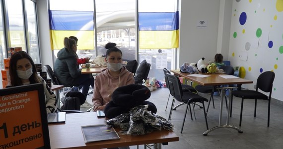 Międzynarodowy Dworzec Autobusowy, dawny budynek urzędu miasta, ulica Wita Stwosza – to miejsca, w których uruchamiane są kolejne punkty pomocy dla uchodźców z Ukrainy. „Staramy się na bieżąco reagować na wszystkie potrzeby, jakie pojawiają się w związku z tą trudną sytuacją” – mówi prezydent Katowic Marcin Krupa.
