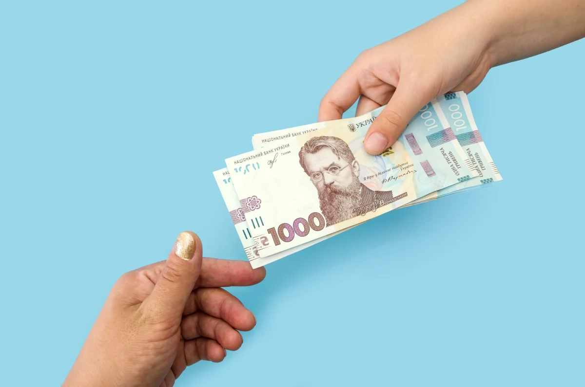 Jest dodatkowe wsparcie dla obywateli Ukrainy w sprzedaży hrywien, czyli ukraińskiej waluty. Jak informowaliśmy, część kantorów odmawia jej przyjęcia. Hrywien w ostatnich dniach jest tak dużo, że ich wymiana na złotówki przestała się opłacać. 