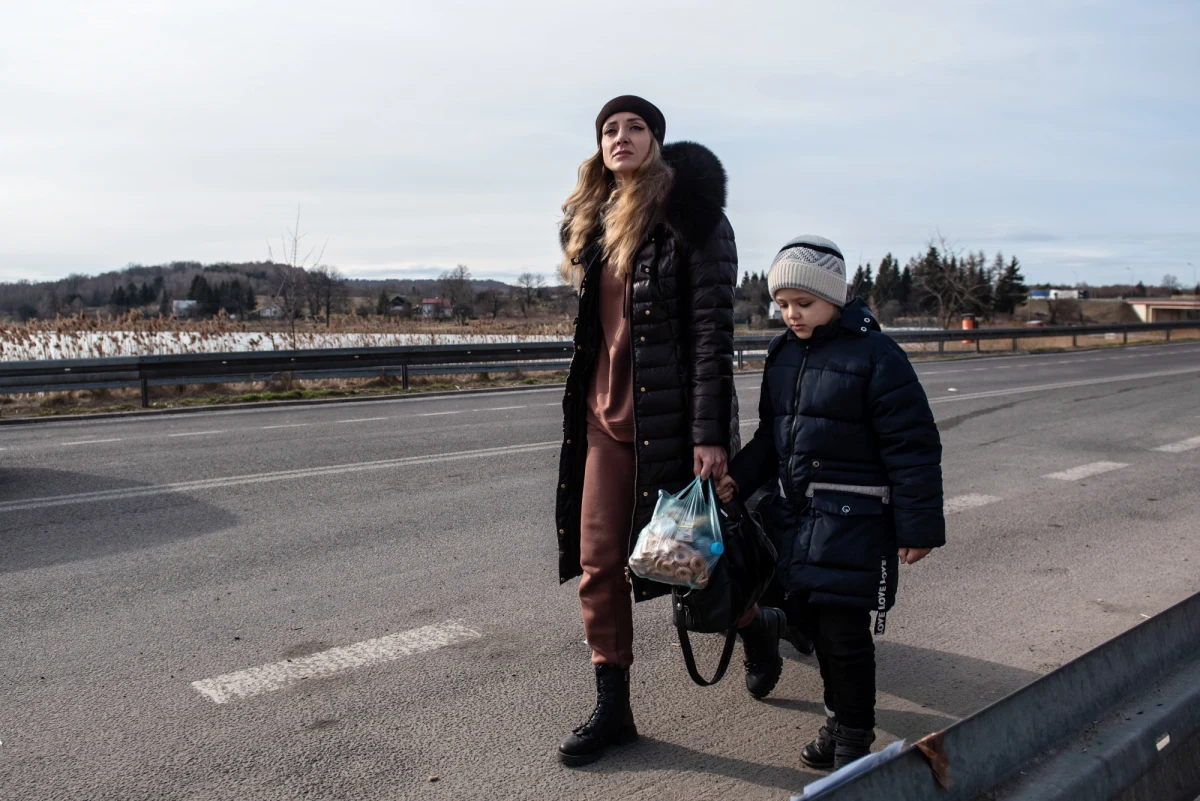 Komisja Europejska przyjęła dyrektywę, która po raz pierwszy w historii daje uchodźcom czasową ochronę, zapewniając im we wszystkich krajach Unii Europejskiej takie samo o prawo do pracy, opieki socjalnej, medycznej i prawo do edukacji. Jutro mają ją przegłosować kraje członkowskie UE na spotkaniu ministrów spraw wewnętrznych i od razu „ochrona czasowa” wejdzie w życie. 