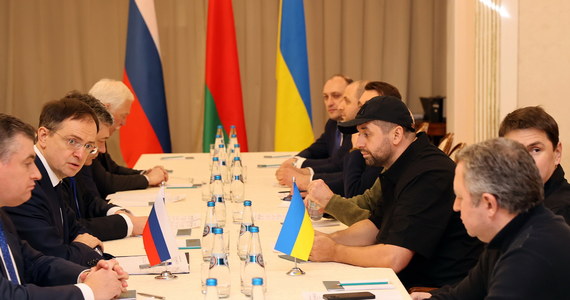 Portal „Ukraińska Prawda” podał, że ukraińska delegacja wyjechała z Kijowa do Puszczy Białowieskiej, gdzie ma się odbyć druga runda rozmów w Rosją. Członek delegacji Dawid Arachmia zaprzeczył jednak tym doniesieniom, podkreślając jednak, że rozmowy się odbędą. 