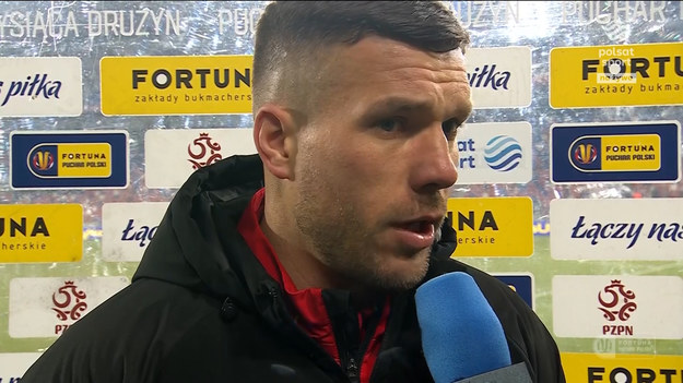 Lukas Podolski w wywiadzie po meczu Pucharu Polski, Górnik Zabrze - Lech Poznań.

Trener Górnika Jan Urban podczas meczu z Lechem nie był jednak spokojny, bo jego zespół nie miał wiele do powiedzenia. Owszem, próbował szarż Robert Dadok, raz technicznie (ale ostatecznie minimalnie niecelnie) strzelał Łukasz Podolski. Ale dominował Lech. A efekt tej dominacji przyniosła naprawdę ładna akcja. W 31. minucie zapoczątkował ją odbiorem piłki na połowie rywala João Amaral. Od tyłu rozegrał ją Mateusz Skrzypczak, szybko dalej przekazał ją Radosław Murawski, bez przyjęcia Jesper Karlström podał ją do Jakuba Kamińskiego. Skrzydłowy odegrał na lewą stronę pola karnego do Pedro Rebocho, a ten niemal z końcowej linii dośrodkował do tego, który akcję zaczął. Gola strzałem z 11 metrów, prawie z punktu strzelania rzutów karnych, zdobył niepilnowany João Amaral. Portugalczyk znów udowodnił - robił to już przecież tyle razy w tym sezonie Ekstraklasy! - że jest mistrzem w szukaniu sobie miejsca w polu karnym, profesorem na wydziale "boiskowa gospodarka przestrzenna".

Gwiazda Lecha drugiego gola dołożyła po przerwie. Po strzale Jakuba Kamińskiego piłkę odbił bramkarz Grzegorz Sandomierski, a João Amaral znów był tam, gdzie być powinien. W pierwszej chwili gol nie został uznany, bo asystent sędziego, Marcin Boniek, pokazał spalonego. Po analizie w wozie VAR, sędzia Bartosz Frankowski pokazał jednak na środek boisko. Czyli 2-0 dla Lecha.
Drugiego gola w meczu Górnik - Lech mógł zdobyć wcześniej Dawid Kownacki, po świetnej akcji Jakuba Kamińskiego (wejście w pole karne między dwóch obrońców Górnika), ale przegrał pojedynek z Grzegorzem Sandomierskim. To pudło, wobec formy strzeleckiej João Amarala, nie miało jednak z perspektywy czasu wielkiego znaczenia.

Kibice Lecha Poznań, którzy "modlili się o 1-0 bez kontuzji", mogli wieczorem z ulgą otworzyć portugalskie wino lub piwo. A nawet dwa.
