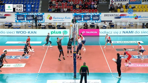 Skrót zaległego meczu 15. kolejki PlusLigi Grupa Azoty ZAKSA Kędzierzyn-Koźle – Cerrad Enea Czarni Radom 1:3 (25:18, 22:25, 23:25, 19:25). 

Sensacja w siatkarskiej PlusLidze. Grupa Azoty ZAKSA Kędzierzyn-Koźle trzy dni po zdobyciu Tauron Pucharu Polski przegrała pierwszy ligowy mecz w tym sezonie. Lepsza okazała się przedostatnia drużyna tabeli - kędzierzynianie przegrali 1:3 z Cerrad Enea Czarnymi Radom.

