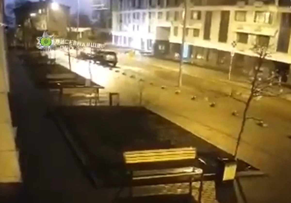 Przy kijowskim dworcu kolejowym spadły wieczorem odłamki zestrzelonego rosyjskiego pocisku manewrującego - przekazał doradca w Ministerstwie Spraw Wewnętrznych Ukrainy Anton Heraszczenko. Uszkodzona została magistrala cieplna. Wcześniej informowano, że w pobliżu dworca spadła rakieta. W mieście ogłoszono alarm przeciwlotniczy, wszyscy mają udać się do schronów.