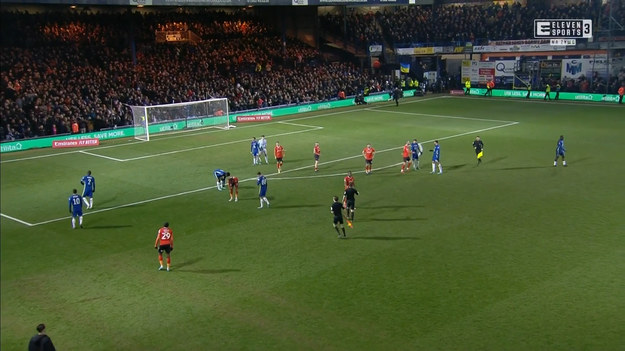 Kibice Chelsea przeżyli rollercoaster, oglądając swoją drużynę w meczu przeciwko Luton Town. Drużyna z Championship dwukrotnie wychodziła na prowadzenie, jednak ostatecznie to drużyna The Blues wykazał się większą klasą piłkarską, wygrywając 2-3.  Zespół z północnego Londynu awansował do ćwierćfinału Pucharu Anglii.