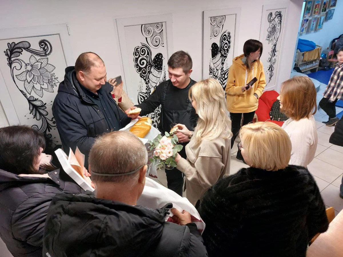 Para pobrała się w bunkrze w miejscowości Awanhard w obwodzie odeskim na Ukrainie - poinformowały lokalne władze. Szczęśliwymi nowożeńcami są Władysław i Natalia. Ceremonia zaślubin rozpoczęła się w urzędzie, ale po chwili wszyscy musieli przenieść się do schronu w związku z alarmem przeciwlotniczym.