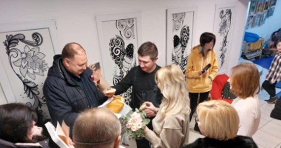 Para pobrała się w bunkrze w miejscowości Awanhard w obwodzie odeskim na Ukrainie - poinformowały lokalne władze. Szczęśliwymi nowożeńcami są Władysław i Natalia. Ceremonia zaślubin rozpoczęła się w urzędzie, ale po chwili wszyscy musieli przenieść się do schronu w związku z alarmem przeciwlotniczym.