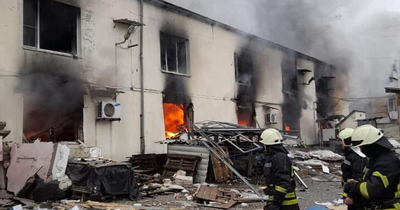 Rosjanie wciąż ostrzeliwują ukraińskie miasta. Co najmniej ​osiem osób zginęło w ostrzale w mieście Izium w obwodzie charkowskim - podały lokalne władze w nocy ze środy na czwartek. W Sumach na północy kraju w wyniku uderzenia rakiety rannych zostało pięć osób.