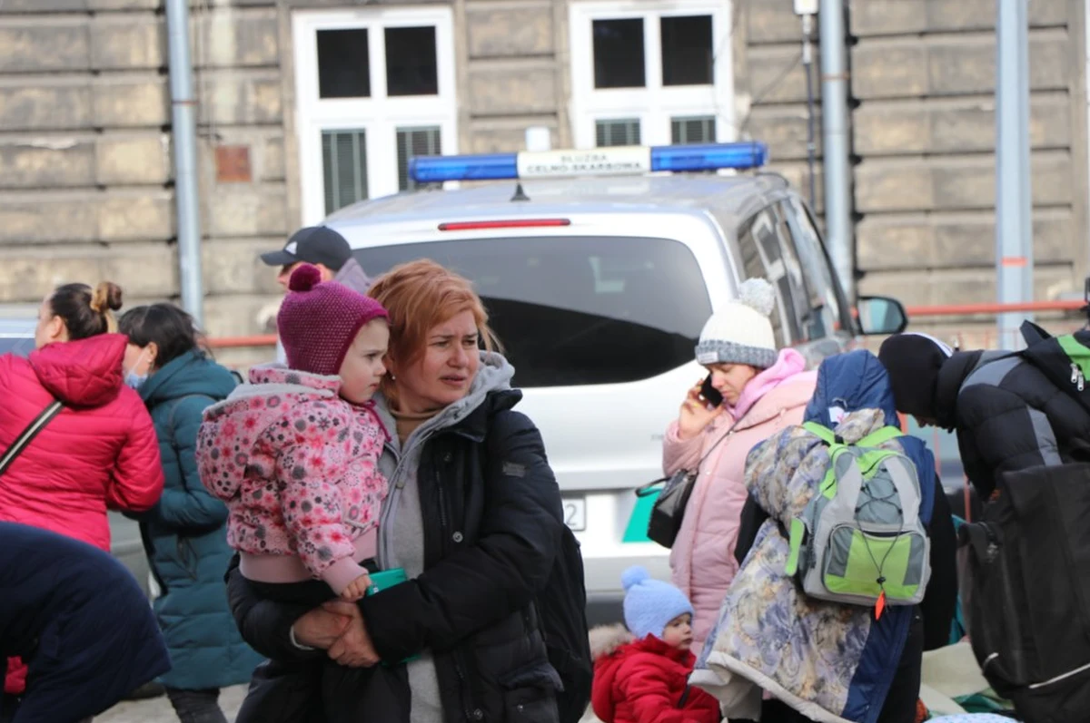 „Najlepiej sprawdzać, koordynować, pytać tak, żeby też mądrze pomagać” – radzi wszystkim osobom, które chcą się włączyć w zbiórki dla uchodźców z Ukrainy ksiądz Paweł Konieczny, zastępca dyrektora Caritas archidiecezji przemyskiej. Caritas koordynuje działania m.in. w Przemyślu, Medyce, Korczowej.