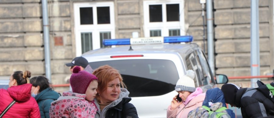 „Najlepiej sprawdzać, koordynować, pytać tak, żeby też mądrze pomagać” – radzi wszystkim osobom, które chcą się włączyć w zbiórki dla uchodźców z Ukrainy ksiądz Paweł Konieczny, zastępca dyrektora Caritas archidiecezji przemyskiej. Caritas koordynuje działania m.in. w Przemyślu, Medyce, Korczowej.