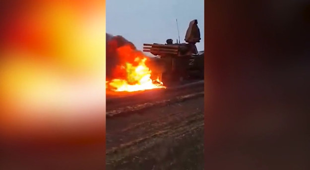 Kolejny "sukces" rosyjskich wojsk na Ukrainie. Jak zapewnia twórca nagrania, to ukraińscy cywile podpalili ciężarówkę rosyjskiej armii, a żołnierze putinowskiej dyktatury mieli "uciekać jak szczury" do okolicznych lasów.
