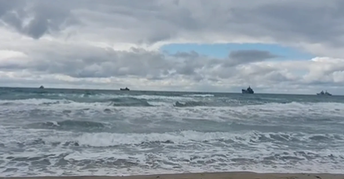 W kierunku Odessy zmierzają z Krymu cztery duże rosyjskie okręty desantowe, którym towarzyszą trzy łodzie rakietowe. Wkrótce może dojść do ataku desantowego.