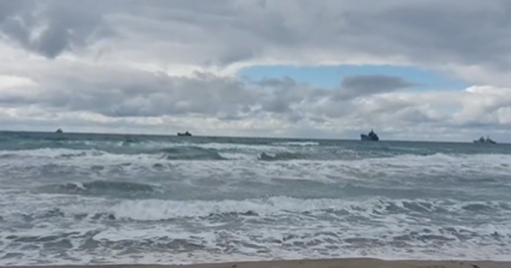 W kierunku Odessy zmierzają z Krymu cztery duże rosyjskie okręty desantowe, którym towarzyszą trzy łodzie rakietowe. Wkrótce może dojść do ataku desantowego.