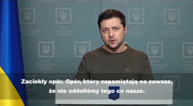 Trwa inwazja Rosji na Ukrainę. Rosyjscy dowódcy muszą być jednak nie lada zaskoczeni tym, jak wysokie morale prezentują Ukraińcy - od cywili, przez wojska obrony terytorialne po armię. Jednym ze spoiw nastrojów narodu ukraińskiego jest osoba prezydenta, Wołodymyra Zełenskiego. Przed ósmym dniem rosyjskiego ataku Zełenski zapewnił, że Rosjanie nie przestaną napotykać oporu, a zwracając się do swoich rodaków zapewnił, że żołnierze rosyjscy, to "nie wojownicy z supermocami. To dzieci, które zostały wykorzystane".