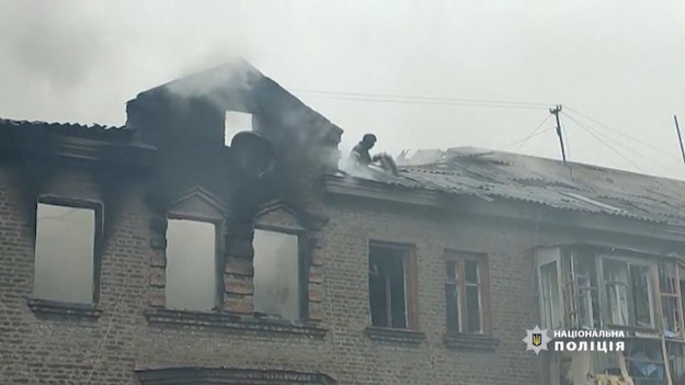 Mariupol to półmilionowe miasto nad Morzem Azowskim, leżące pomiędzy Donbasem a okupowanym przez Rosję Krymem. 
Mer Mariupola alarmuje, że w czasie trwającego non-stop przez kilkanaście godzin ostrzału miasta zginęły setki mieszkańców. 
Rosjanie zablokowali drogi, uniemożliwiając ludziom ucieczkę. Miasto jest niemal całkowicie zniszczone. 
Rosjanie zbombardowali także kluczową infrastrukturę: wodociągi i elektrownię.