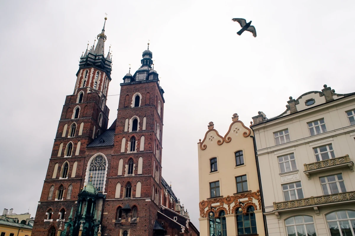 W czwartek, 3 marca, w samo południe z wieży kościoła Mariackiego został odegrany ukraiński hymn państwowy. To symboliczny gest wsparcia w ramach ogólnopolskiej akcji #dlaNASZEJwolności, do której dołączył Kraków.