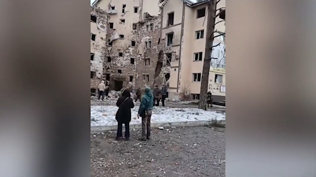 Trwają bombardowania przedmieść stolicy Ukrainy. Film pokazuje zniszczenia spowodowane ostrzałem Irpienia, miasta leżącego w obwodzie kijowskim. Wiele bloków mieszkalnych zostało zrujnowanych po ataku rosyjskich wojsk. 