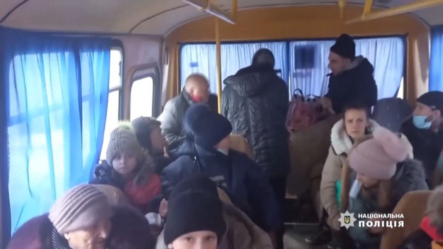Zdjęcia opublikowane przez ukraińską policję regionalną w Doniecku pokazują ewakuację cywilów, głównie kobiet i dzieci, z małego miasta Wołnowacha.
Wołnowacha to miasto na Ukrainie w obwodzie donieckim.
Siły ukraińskie wciąż utrzymują to miasto, atakowane przez wojska rosyjskie. 
Wołnowacha została jednak prawie całkowicie zniszczona.