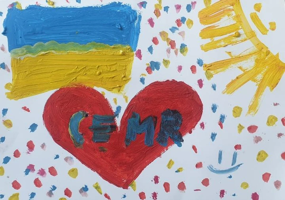 Rysunek przedstawiający serce, flagę Ukrainy i słońce otrzymał od dzieci policjant z Wydziału Prewencji Komendy Powiatowej Policji w Krakowie, który udostępnił mieszkanie trzem Ukrainkom uciekającym przed wojną.

