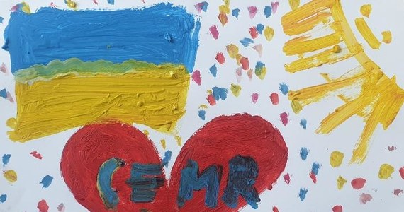 Rysunek przedstawiający serce, flagę Ukrainy i słońce otrzymał od dzieci policjant z Wydziału Prewencji Komendy Powiatowej Policji w Krakowie, który udostępnił mieszkanie trzem Ukrainkom uciekającym przed wojną.

