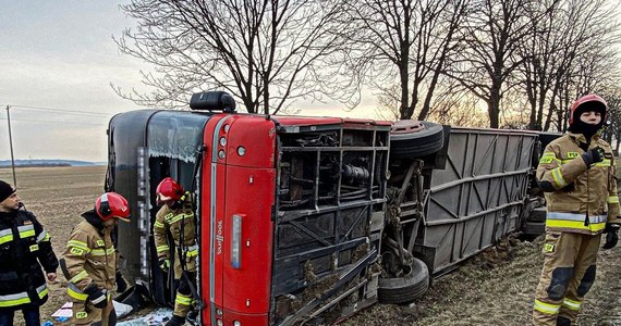 Na drodze krajowej nr 17 w miejscowości Kolonia Siedliszczki w woj. lubelskim doszło do wypadku autokaru, którym podróżowali  uchodźcy z Ukrainy. Do szpitala trafiło 6 osób, w tym 5 dzieci. 