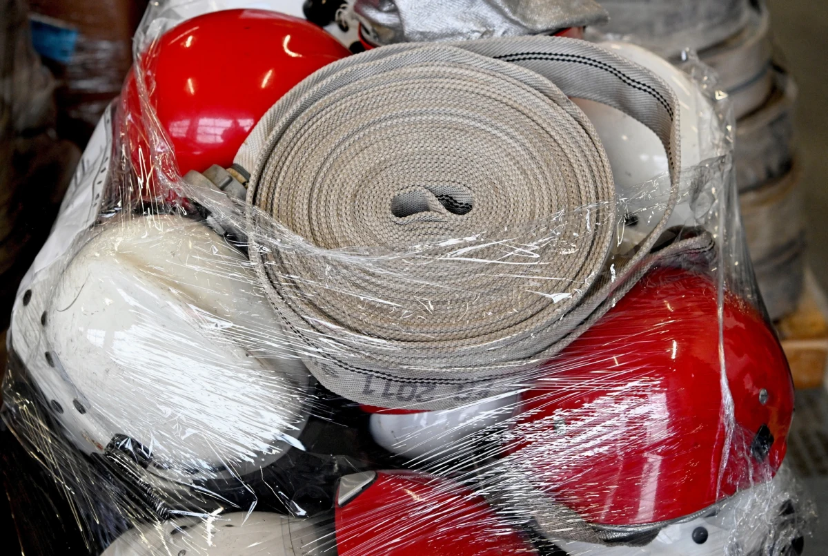 Strażacy Ochotniczej Straży Pożarnej w Łódzkiem przygotowali 11 wozów gaśniczych, które zostaną przekazane na Ukrainę. To starsze, ale w pełni sprawne wozy, przekazane przez jednostki, które mają nowsze pojazdy - powiedział PAP rzecznik łódzkiej PSP Jędrzej Pawlak.

