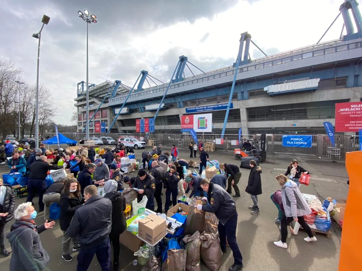 Od tygodnia w całej Polsce zbierane są dary dla Ukraińców uciekających z ogarniętego wojną kraju. Organizowane są dla nich noclegi i transport. Wciąż jednak pojawia się mnóstwo pytań? Jak więc pomagać mądrze? Czego potrzebują uchodźcy? Na te i inne pytania odpowiadał Andrzej Kulig, pierwszy zastępca prezydenta Krakowa.