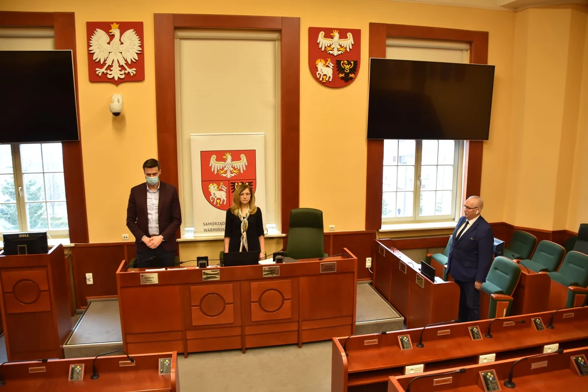 Radni sejmiku województwa warmińsko-mazurskiego jednogłośnie zdecydowali o wypowiedzeniu porozumienia o współpracy z rosyjskim obwodem kaliningradzkim i jego dumą obwodową. Zdecydowano też o przekazaniu 200 tys. zł z budżetu samorządu na pomoc materialną dla mieszkańców obwodu rówieńskiego w Ukrainie.