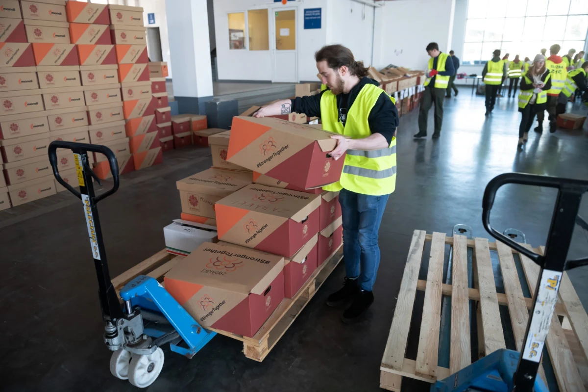 We Wrocławiu powstanie Archiwum Pomocy. Historycy chcą dokumentować pomoc udzielaną Ukrainie w czasie rosyjskiej inwazji. Dlatego apelują do wszystkich działających w komitecie pomocy, organizacjach, które włączyły się w akcje, by robiły zdjęcia, skany, printscreeny i wysyłały je na adres mailowy archiwumpomocy@zajezdnia.org.