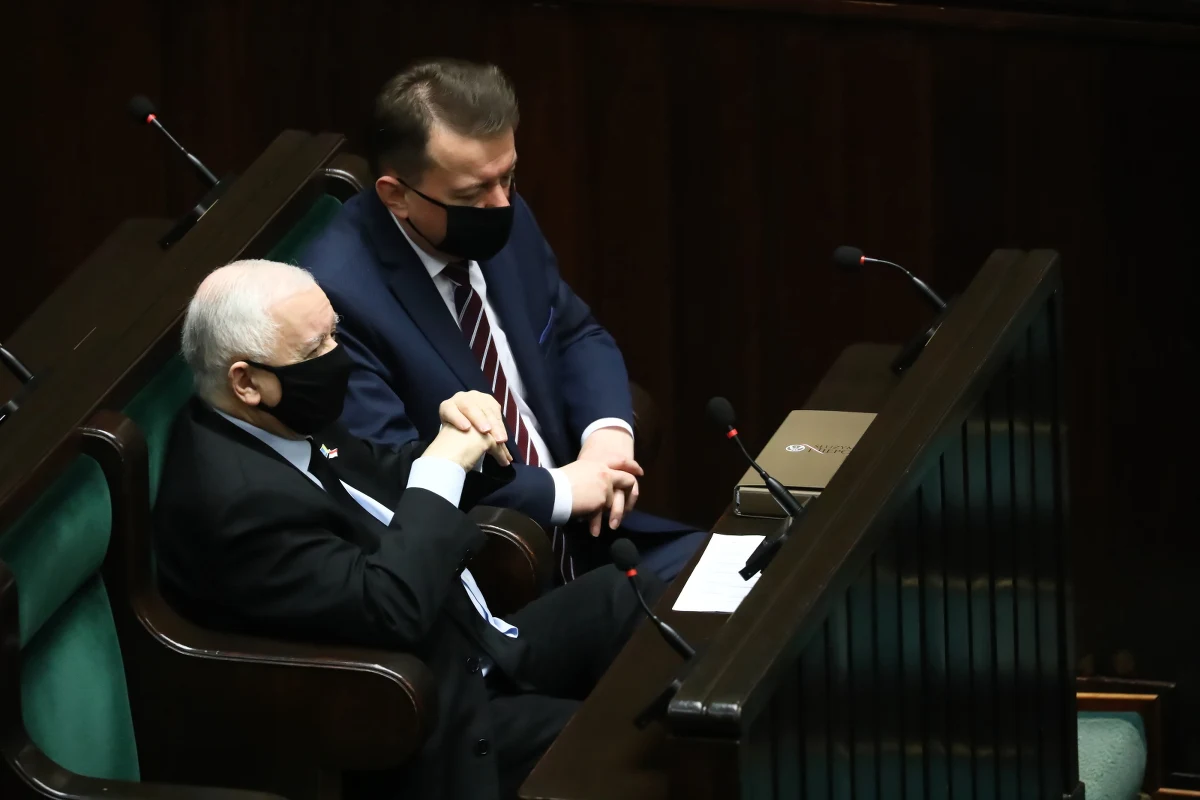 Lider Prawa Sprawiedliwości i wicepremier ds. bezpieczeństwa Jarosław Kaczyński zapowiedział w Sejmie złożenie poprawki do projektu ustawy o obronie ojczyzny. “3 procent PKB na zbrojenia już w przyszłym roku, później będziemy to zwiększać" – wyjaśnił. Pierwotnie planowano, że w 2023 r. na zbrojenia miałoby trafiać 2,3 proc. PKB.