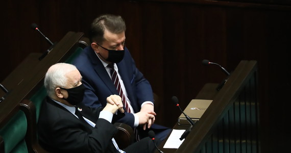 Lider Prawa Sprawiedliwości i wicepremier ds. bezpieczeństwa Jarosław Kaczyński zapowiedział w Sejmie złożenie poprawki do projektu ustawy o obronie ojczyzny. “3 procent PKB na zbrojenia już w przyszłym roku, później będziemy to zwiększać" – wyjaśnił. Pierwotnie planowano, że w 2023 r. na zbrojenia miałoby trafiać 2,3 proc. PKB.