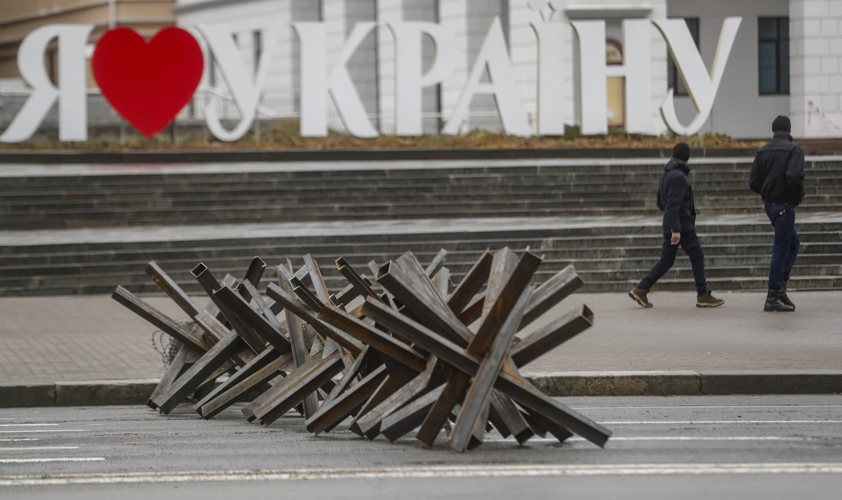 “Sytuacja Ukrainy, jeżeli chodzi o uzbrojenie, nie jest zbyt ciekawa, zbyt optymistyczna. To jest starcie 'Dawida z Goliatem" – mówił w internetowym radiu RMF24 prof. Sławomir Kciuk, dyrektor Centrum Zaawansowanych Technologii Bezpieczeństwa i Obronności Politechniki Śląskiej, ekspert ds. uzbrojenia. “Ukraina nie jest w NATO, nie uczestniczyła we wspólnych manewrach, nie zna standardów. Bardzo zaawansowana broń na niewiele się przyda. Broń, którą ewentualnie będzie jej dostarczać zachód, musi być  przyjazna w obsłudze” – dodał gość Tomasza Weryńskiego. 