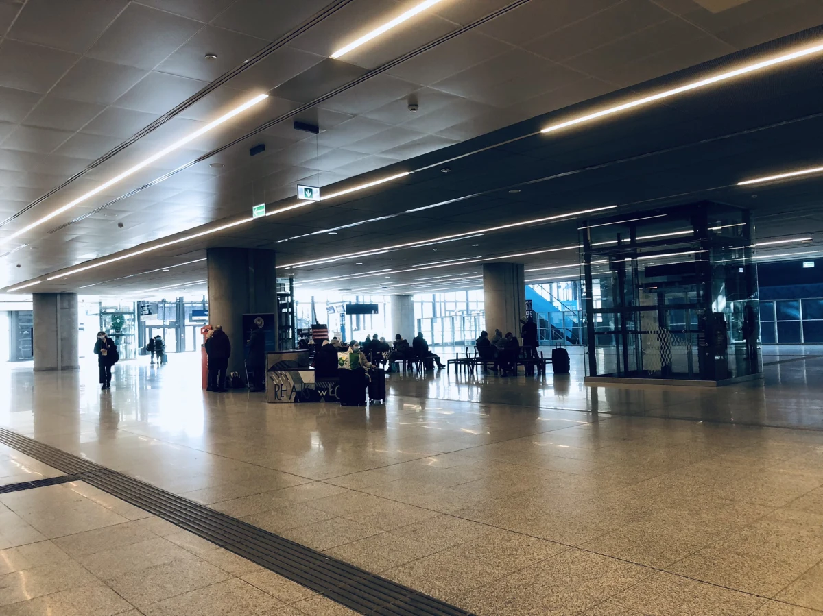 Pomoc dla uchodźców z Ukrainy, którzy uciekają przed wojną, płynie szerokim strumieniem i wielotorowo. Polacy na bieżąco uczą się, jak pomagać, aby to było skuteczne, celowane i szybkie. Poniżej wszystkie najważniejsze i aktualne informacje o pomocy w Łódzkiem.