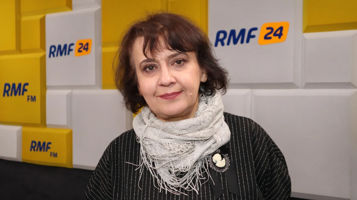 "To jest w końcu rola jego życia" - mówiła w Popołudniowej rozmowie w RMF FM o prezydencie Ukrainy Wołodymyrze Zełenskim Oksana Zabużko. "Śmialiśmy się z niego - należałam do tej mniejszości wyborców ukraińskich, która wiosną 2019 r. chwyciła się za głowę i powiedziała: wstyd, hańba" - przyznała. "Zełenski, aktor zawodowy, który poszukiwał poprawnej roli dla siebie, świetnie w tej roli się popisuje i to jest to, czego potrzebuje kraj" - dodała ukraińska pisarka, eseistka i poetka. Zauważyła, że Zełenski, apelując o bezpośrednie rozmowy z rządzącym Rosją Władimirem Putinem, "mówił jak chłopak z Pragi". "Takiego dyskursu wojny przedtem nie było między osobami najwyższej rangi" - oceniła.  