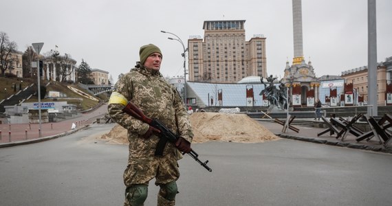 W ciągu ostatniej doby rosyjskie wojska zbliżyły się do Charkowa i dokonały postępów na południu kraju. Ofensywa na Kijów została wstrzymana - poinformował w czwartek wysoki rangą przedstawiciel Pentagonu. Jak dodał, do inwazji Rosja użyła już ok. 90 proc. wojsk zgromadzonych wokół Ukrainy.