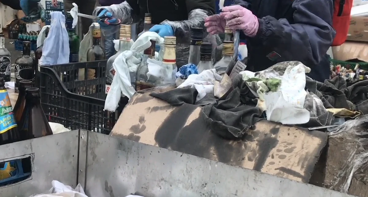 ​W całej Ukrainie trwa masowa produkcja koktajli Mołotowa. W wielu miejscach cywile, bez broni, zagradzają drogę czołgom. Inni postanawiają walczyć. Specjalny wysłannik RMF FM do Lwowa odwiedził miejsce, gdzie produkuje się broń zapalającą.