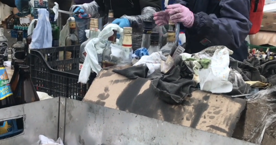 ​W całej Ukrainie trwa masowa produkcja koktajli Mołotowa. W wielu miejscach cywile, bez broni, zagradzają drogę czołgom. Inni postanawiają walczyć. Specjalny wysłannik RMF FM do Lwowa odwiedził miejsce, gdzie produkuje się broń zapalającą.