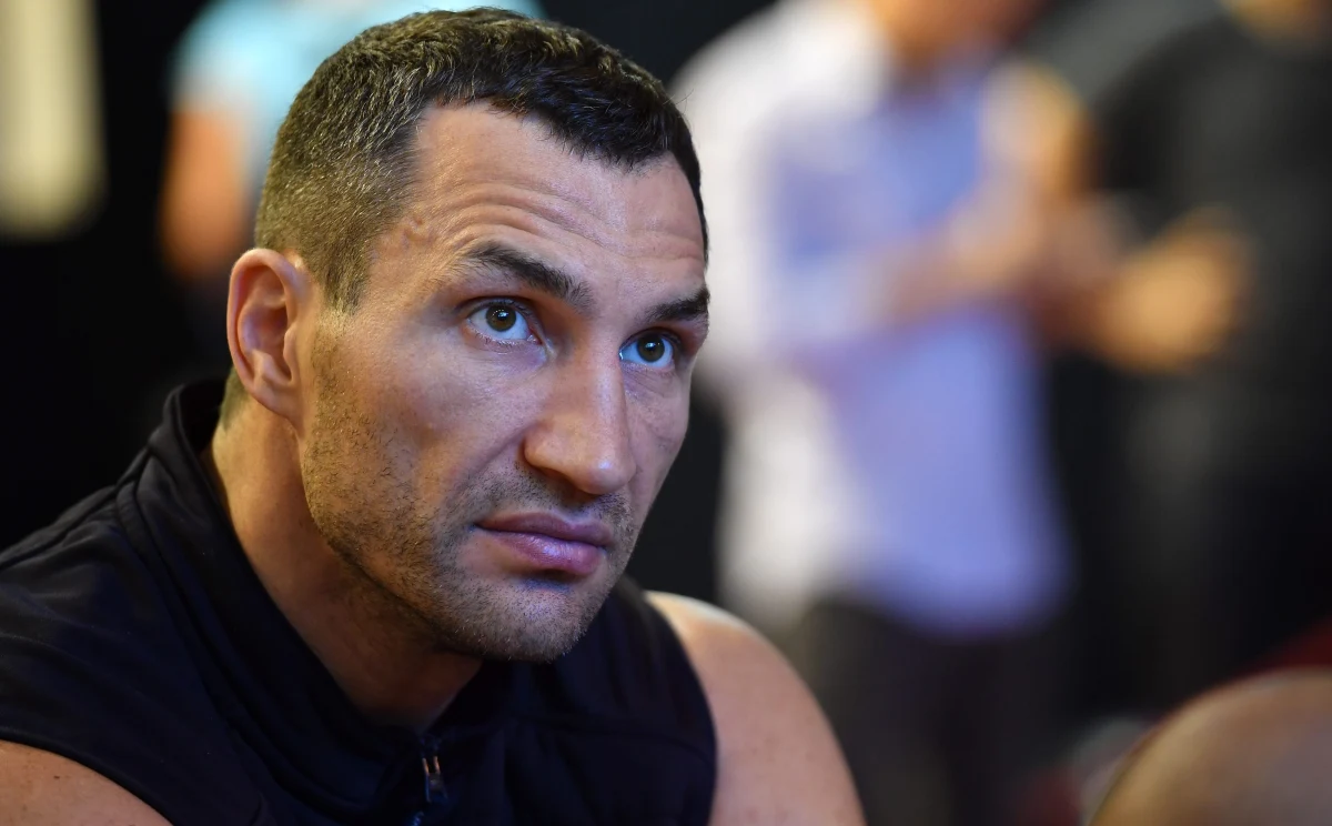 Jeśli wojna nie zostanie powstrzymana, to czeka nas połączenie Czarnobyla i Fukushimy - napisał na Twitterze Władimir Kliczko, legendarny bokser i brat mera Kijowa Witalija Kliczki. Ukraina ma cztery elektrownie jądrowe, obok których spadają pociski - zaznacza były sportowiec