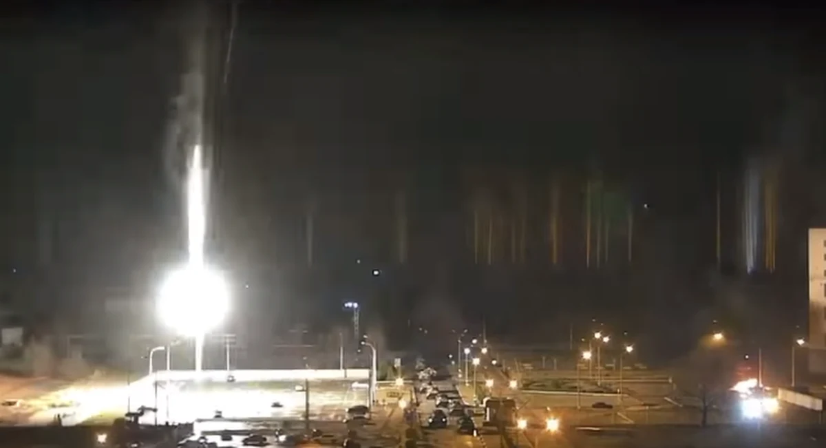 Po ostrzelaniu elektrowni atomowej w Zaporożu prezydent Ukrainy Wołodymyr Zełenski oskarżył w nocy Moskwę o uciekanie się do "terroru nuklearnego" i chęć "powtórzenia" katastrofy w Czarnobylu. Strażacy przez kilka godzin nie mogli ugasić ognia na terenie elektrowni, gdyż Rosjanie prowadzili ataki. Po godz. 6 czasu miejscowego udało się jednak zlokalizować i zwalczyć pożar.