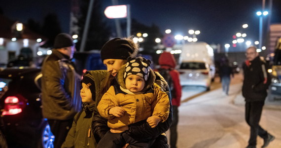 Bezpłatna komunikacja miejska, zerowa stawka opłat za parkowanie, zwolnienia z opłat w bursach szkolnych i 200 tys. zł na wsparcie organizacji pozarządowych angażujących się w pomoc uchodźcom. To pakiet wsparcia dla Ukraińców, który przyjęła Rada Miasta Lublin.