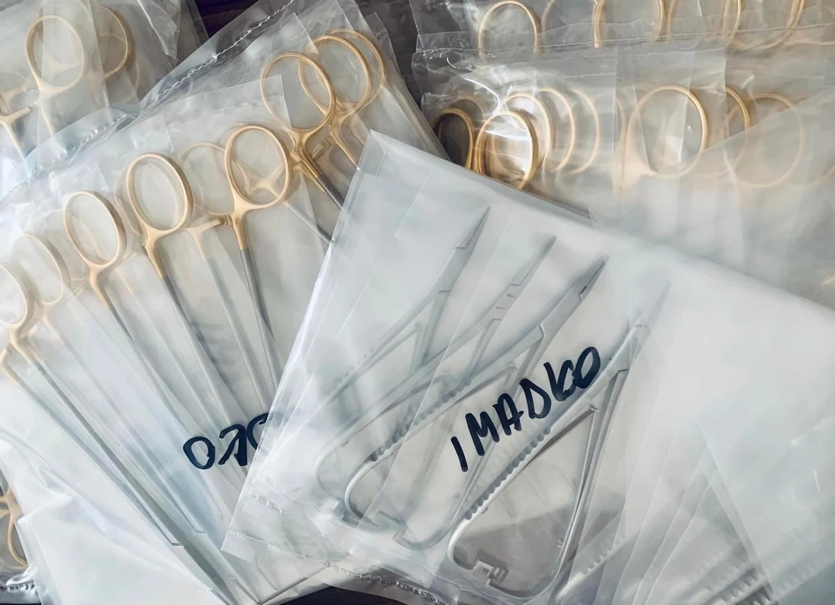 Do Miejskiego Szpitala Centralnego w Równem (niedaleko Łucka) pojadą m.in. specjalistyczny sprzęt operacyjny i sprzęt do zabiegów, wózki inwalidzkie, podnośniki dla pacjentów, narzędzia operacyjne, bandaże, gazy, chusty operacyjne, fartuchy, cewniki, pompy infuzyjne, inhalatory, specyfiki na rany. To efekt apelu, jaki SPSK Nr 4 otrzymał od swojego szpitala partnerskiego w Ukrainie.