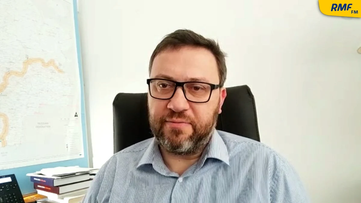 "Czujemy się bardzo dobrze, bronieni przez najdzielniejszych żołnierzy w Europie. Nie sądzę, żeby Rosjanie byli w stanie tutaj (do Kijowa - przyp. red.) wejść" - mówił w Porannej rozmowie w RMF FM ambasador Polski w Ukrainie Bartosz Cichocki. "To jest być może ich plan, ale nie sądzę, że im się uda. Będąc wewnątrz, bardziej się martwię o weekendowy wynik Legii Warszawa niż o moje bezpieczeństwo" - dodawał gość Roberta Mazurka. Zapewnił, że w tej chwili w Kijowie wszystko jest - prąd, woda, ogrzewanie, łączność.