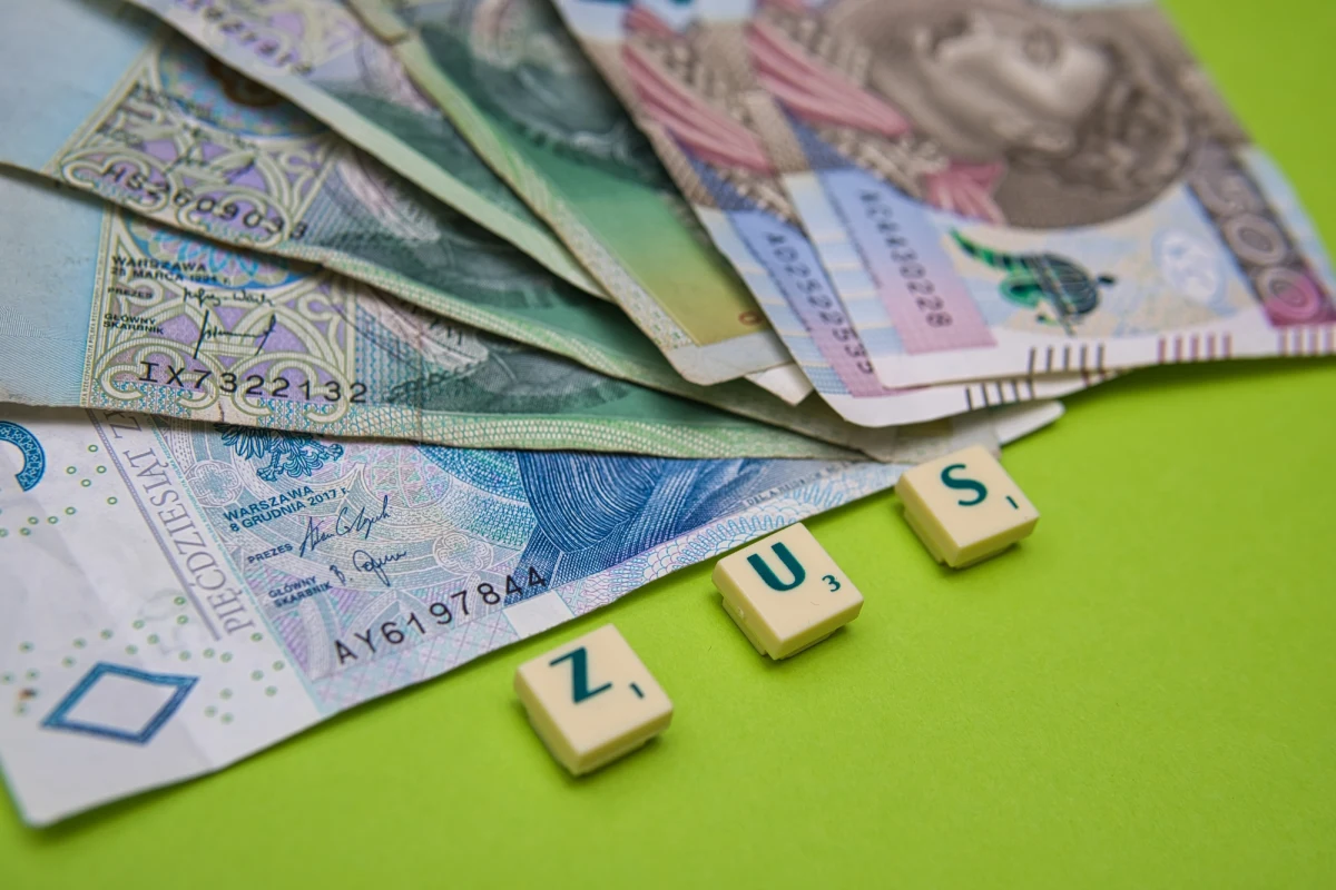 Zakład Ubezpieczeń Społecznych zachęca do kontaktu przedsiębiorców, którzy w związku z wojną w Ukrainie, mają trudności z opłaceniem składek na ubezpieczenia. Przypomina o ulgach dla firm.