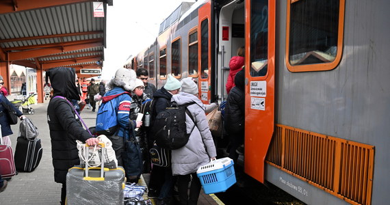 Przez całą dobę można dostarczać dary dla obywateli Ukrainy do centrum logistycznego, które działa we wrocławskiej Czasoprzestrzeni przy ul. Tramwajowej. Ukraińcy mogą tu znaleźć potrzebne im rzeczy, a pomoc wysyłana jest tirami do Ukrainy.