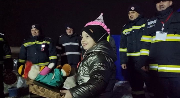 W rumuńskim Serecie, przy granicy z Ukrainą, zorganizowany jest przejściowy obóz dla uchodźców z Ukrainy. Gdy wolontariusze i służby porządkowe dowiedziały się, że jedna z dziewczynek ma urodziny, postanowili zorganizować jej "imprezę urodzinową". Był tort, prezenty i gromkie "sto lat", ale co najważniejsze, był także uśmiech na twarzy dziecka, które musiało uciekać z domu przez inwazję rosyjskich wojsk na Ukrainę.
